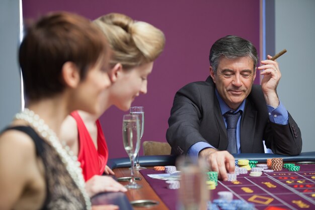 fridayroll-online.com